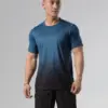 藍黑漸層運動上衣正面，男性穿著