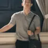 灰色質感慵懶亨利衫，男穿搭配黑色包包
