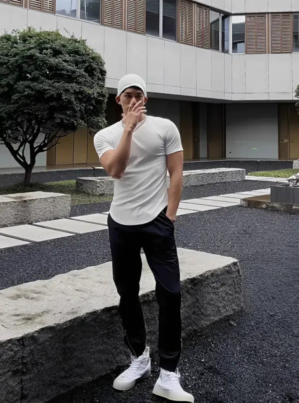 BC200 - 01 白色修身羅紋短T正面穿搭,戶外建築前
