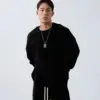 BC310 - 02 男性正面穿著黑色搖粒絨柔軟大學T