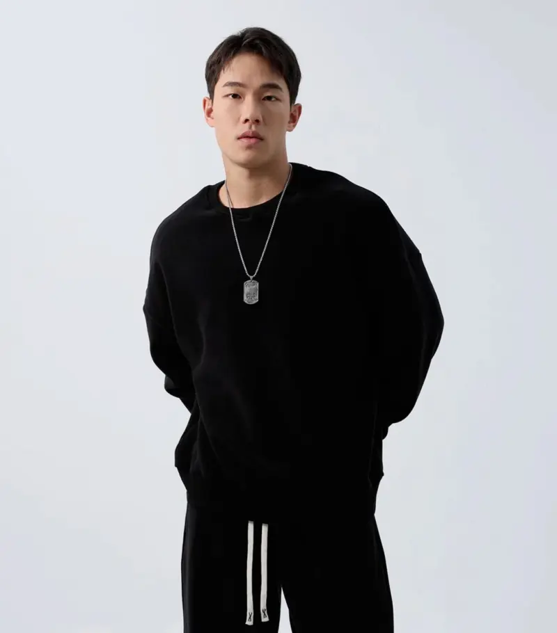 BC310 - 02 男性正面穿著黑色搖粒絨柔軟大學T