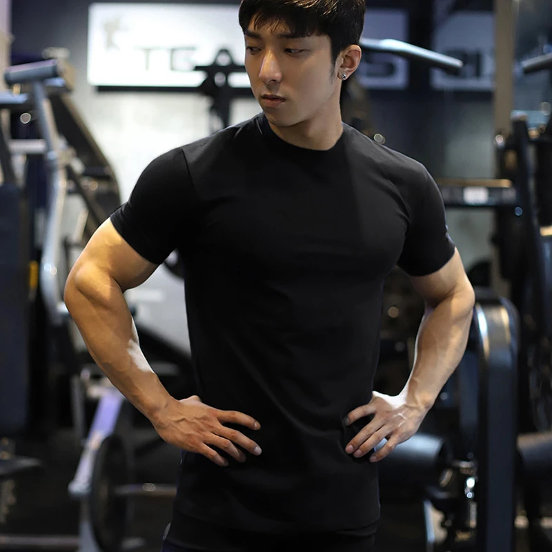 黑色冰絲無痕訓練T,男性正面健身房穿搭