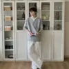 BC385 - 03 灰色假兩件短袖搭白色寬褲,室內站立