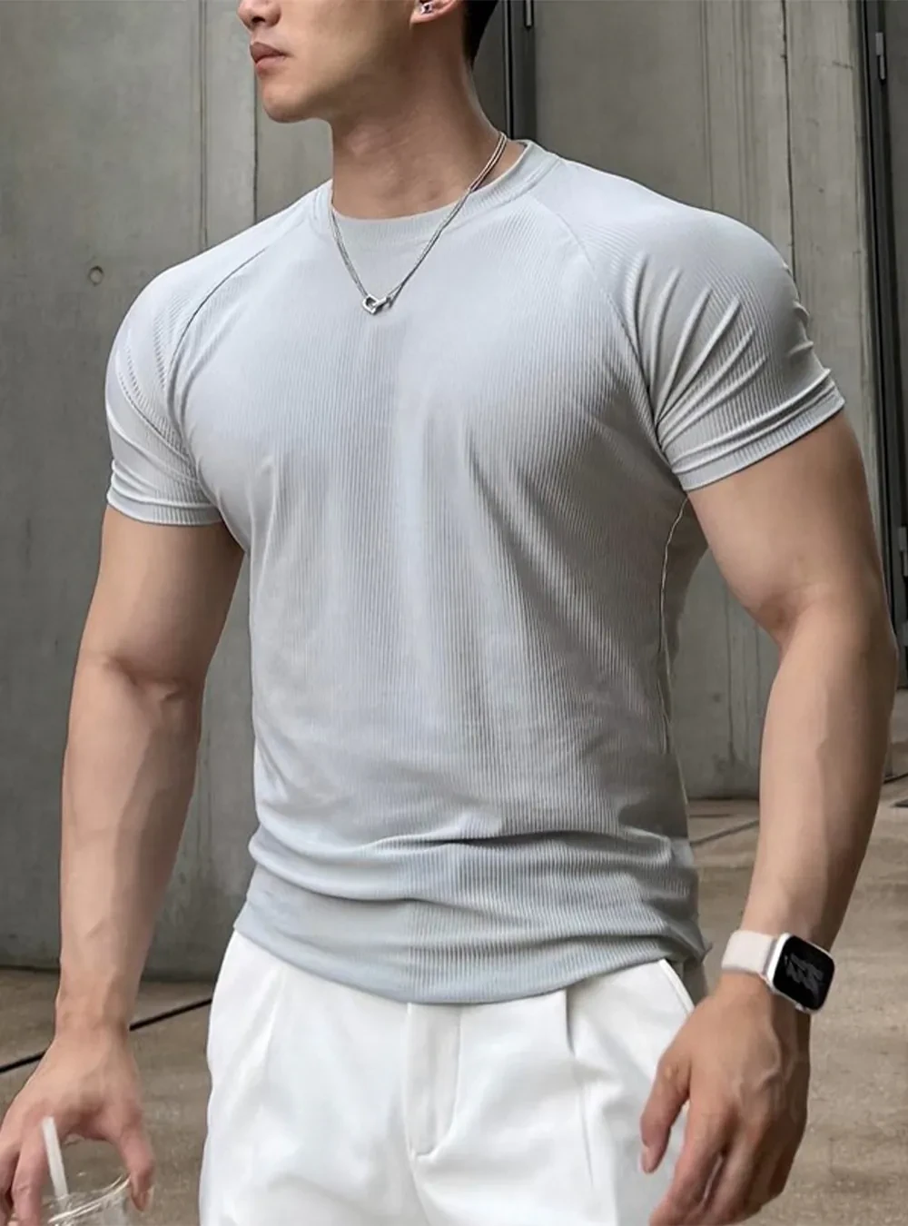 淺灰色涼感羅紋男短T側面,灰色牆面背景