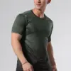 綠黑漸層運動上衣正面，男性穿著