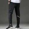 BC270-1 - 04 黑色機能修身長褲側面角度穿搭