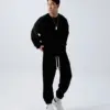 BC310 - 05 黑色搖粒絨柔軟大學T搭配運動鞋,正面偏側面
