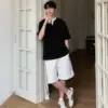 BC385 - 05 黑色假兩件短袖搭白短褲,門口站立