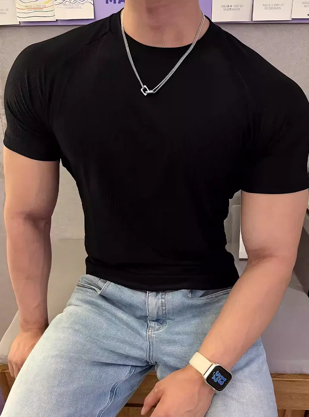 黑色涼感羅紋男短T正面,桌椅牆面背景