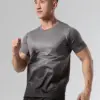 灰黑漸層運動上衣正面，男性穿著