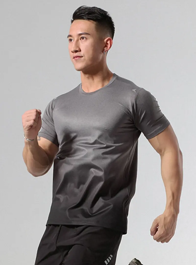 灰黑漸層運動上衣正面，男性穿著