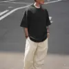 黑色長絨棉柔軟口袋素T側面穿搭，米色寬褲