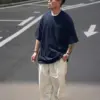 深藍色長絨棉柔軟口袋素T側面，白色寬褲，馬路
