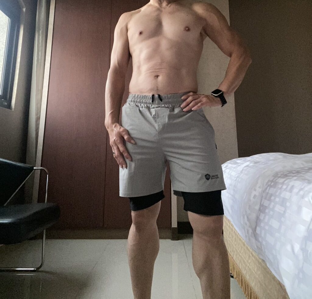 戰術彈力健身短褲灰色 客人實穿 飯店房間正面站姿 膝上長度雙層內襯