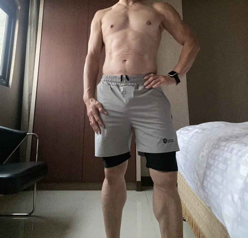 戰術彈力健身短褲灰色 客人實穿 飯店房間正面站姿 膝上長度雙層內襯