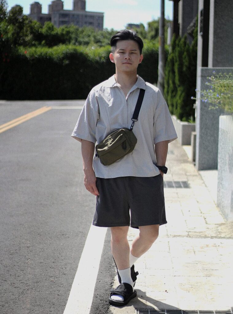 重磅硬挺休閒短褲深灰色 自家實拍 街頭全身站姿搭米色短袖襯衫斜背包與白襪涼鞋