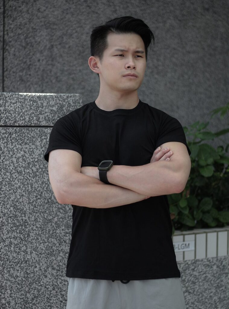 高克重厚磅訓練T黑色 自家實拍 街頭正面雙手抱胸展現胸線與袖口