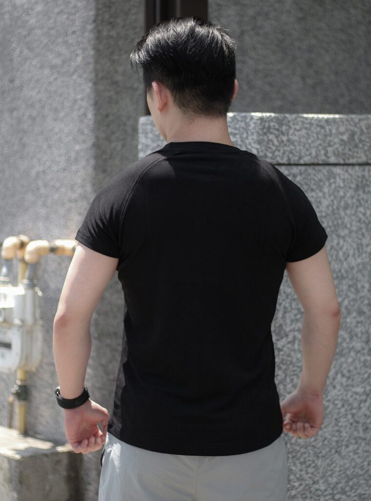 高克重厚磅訓練T黑色 自家實拍 背面視角展示削肩版型與肩線剪裁
