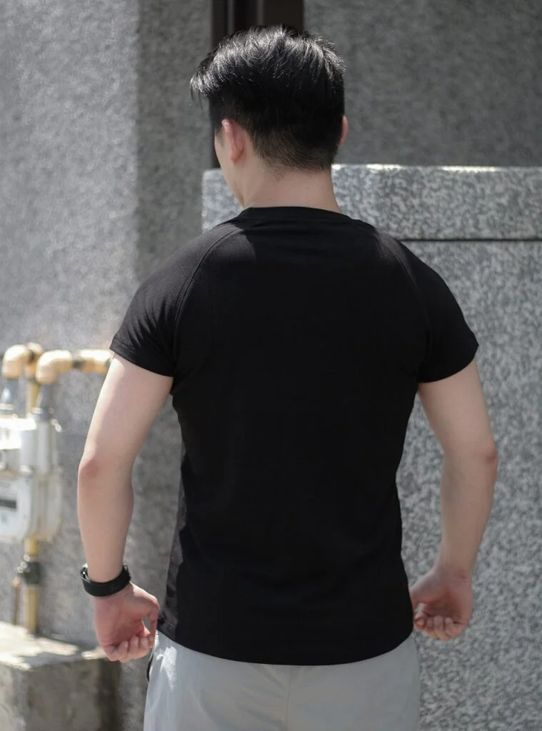 高克重厚磅訓練T黑色 自家實拍 背面視角展示削肩版型與肩線剪裁