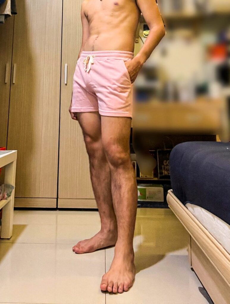 美式厚磅肌力短褲粉色 客人實穿 居家赤腳站姿側身
