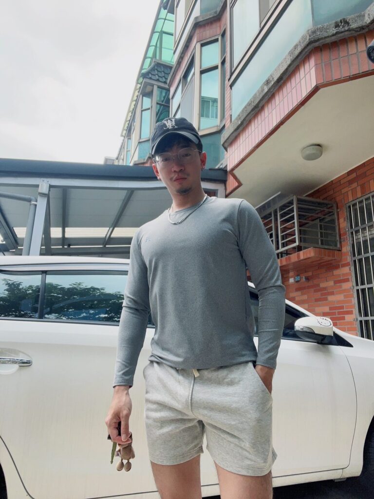 美式厚磅肌力短褲灰色 網紅實穿 戶外車旁搭灰長袖站姿