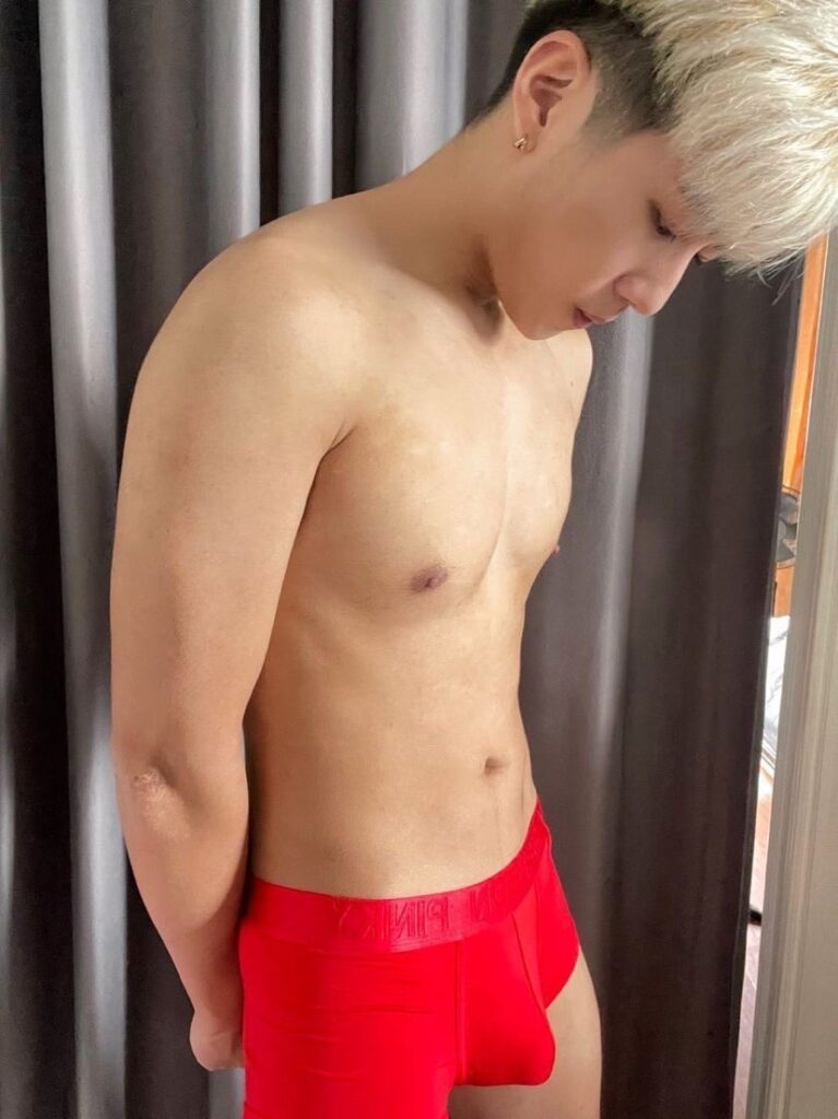 男莫代爾四角褲紅色 網紅實穿 窗簾前側面站姿