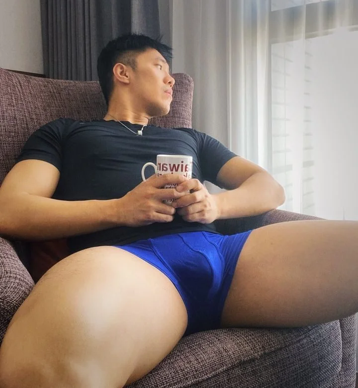 男莫代爾四角褲寶藍色 網紅實穿 沙發坐姿搭黑T拿馬克杯