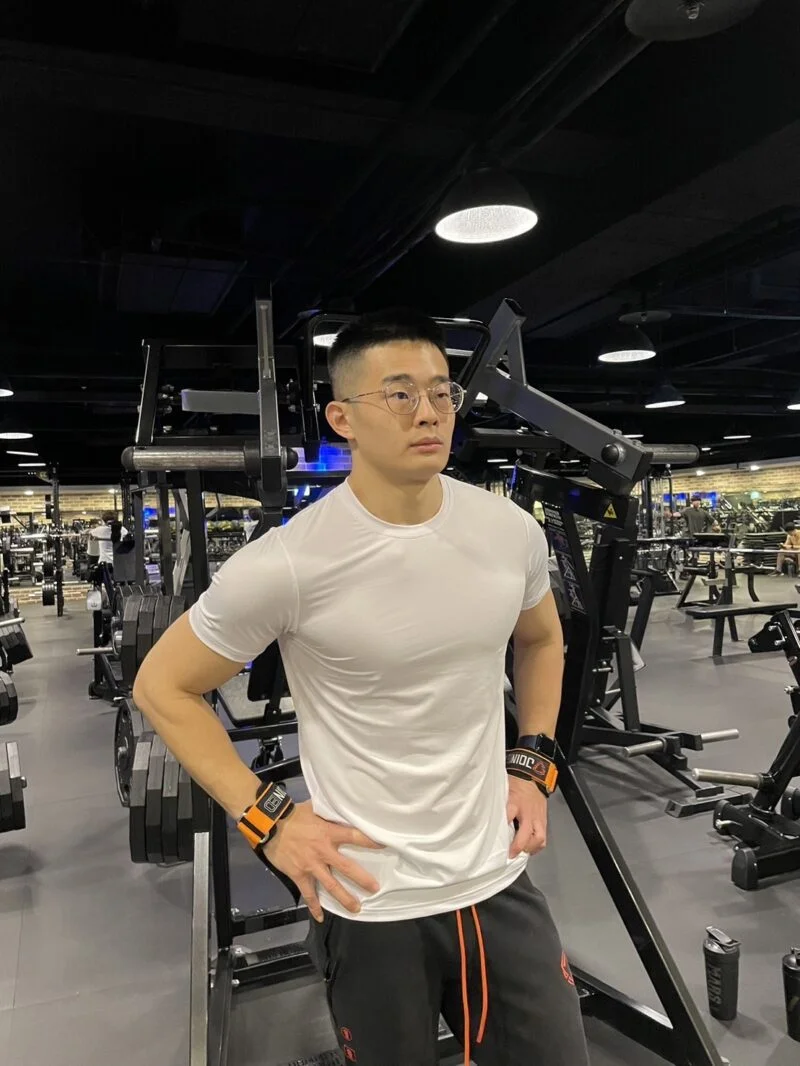 冰絲無痕訓練T|流汗也不黏身 白色冰絲無痕訓練T,男性正面健身房穿搭