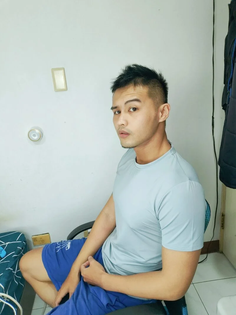 冰絲無痕訓練T|流汗也不黏身 淺灰色冰絲無痕訓練T,男性側坐白牆背景