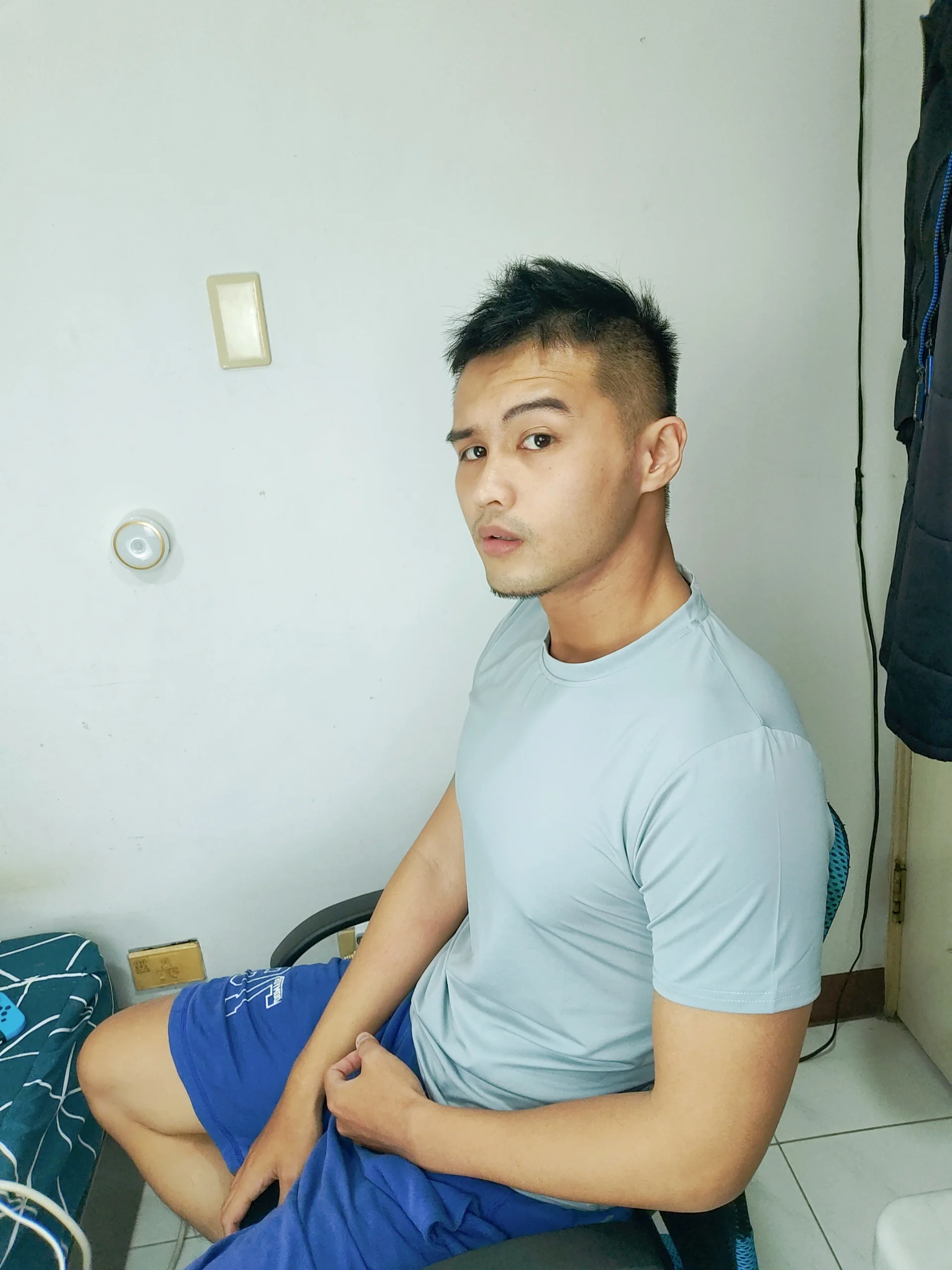 淺灰色冰絲無痕訓練T,男性側坐白牆背景