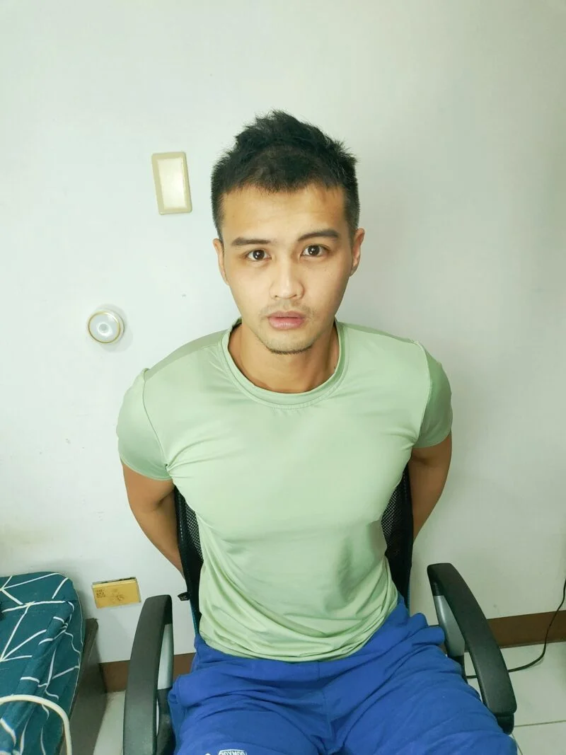 冰絲無痕訓練T|流汗也不黏身 淺綠色冰絲無痕訓練T,男性坐黑椅白牆背景