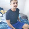 冰絲無痕訓練T|流汗也不黏身 黑色冰絲無痕訓練T,男性坐床上休閒穿搭