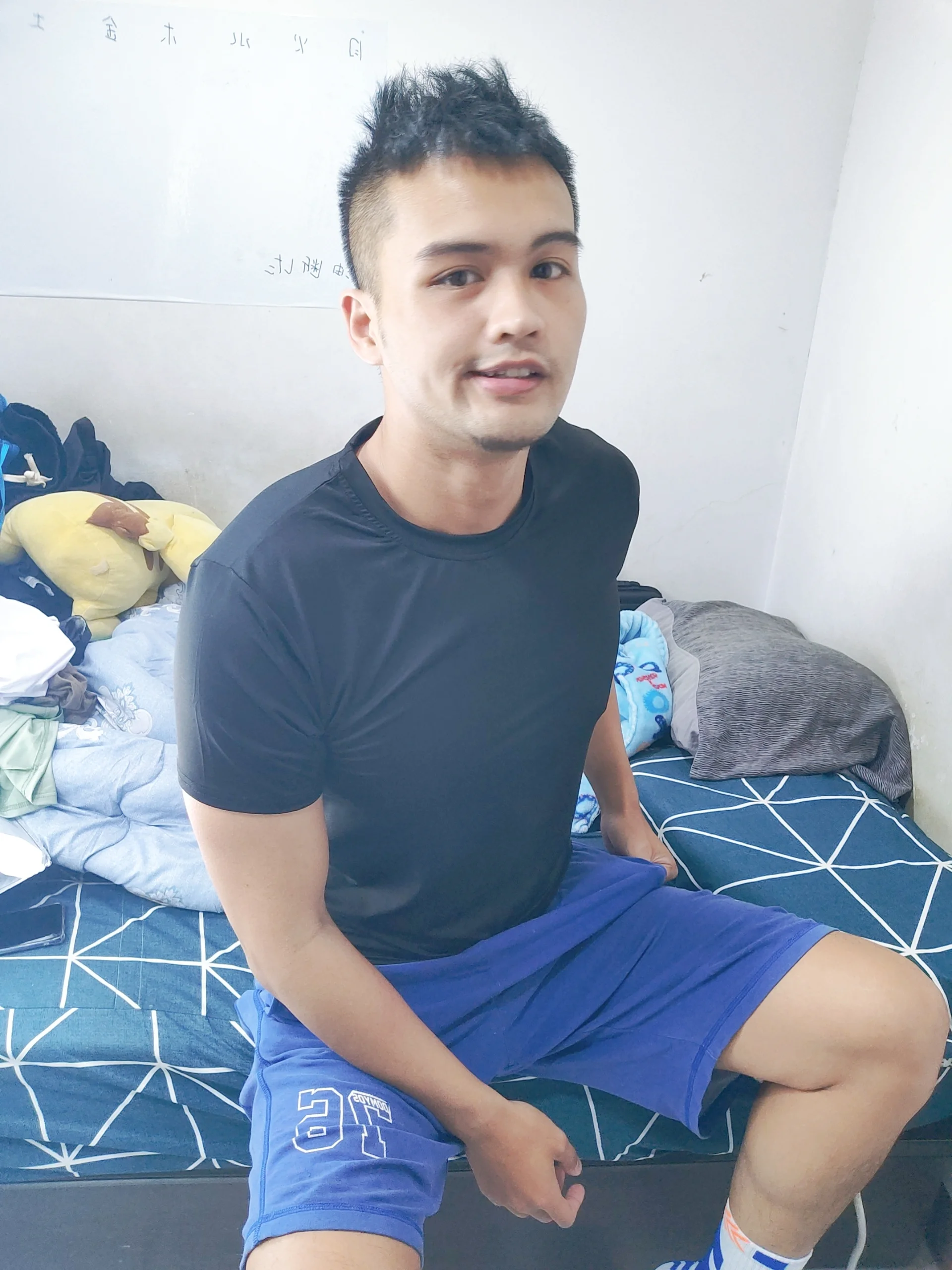 黑色冰絲無痕訓練T,男性坐床上休閒穿搭
