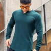 V領修身長袖T|顯瘦顯胸肌 深綠色V領修身長袖T正面穿搭,樓梯牆面背景