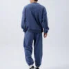 搖粒絨柔軟大學T|暖到不想脫 背面穿著藍色搖粒絨柔軟大學T與長褲