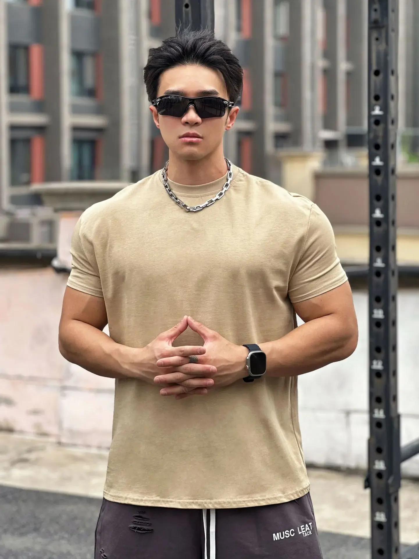 米色質感微寬純棉休閒T,無臉部清晰,戶外場景