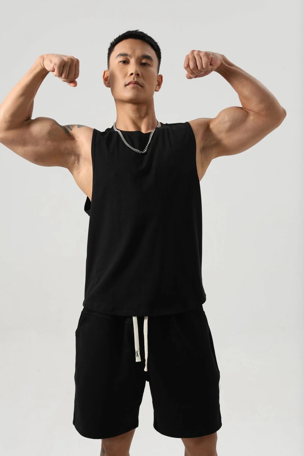 黑色背心正面,男性穿著,白色背景