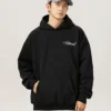 黑色重磅連帽T正面展示，簡約設計