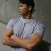零束縛挺闊修身素T | 素T也能穿出爆肌感 2 灰色素T側面展示,水泥牆背景