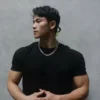零束縛挺闊修身素T | 素T也能穿出爆肌感 4 黑色素T側面展示,男性穿著灰色牆面