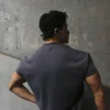 零束縛挺闊修身素T | 素T也能穿出爆肌感 6 深灰色素T側背影,水泥牆背景