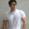 零束縛挺闊修身素T | 素T也能穿出爆肌感 白色素T正面展示,男性灰色牆面