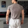 涼感羅紋男短T|35度穿也涼 灰色涼感羅紋男短T背面,白褲,現代風室內
