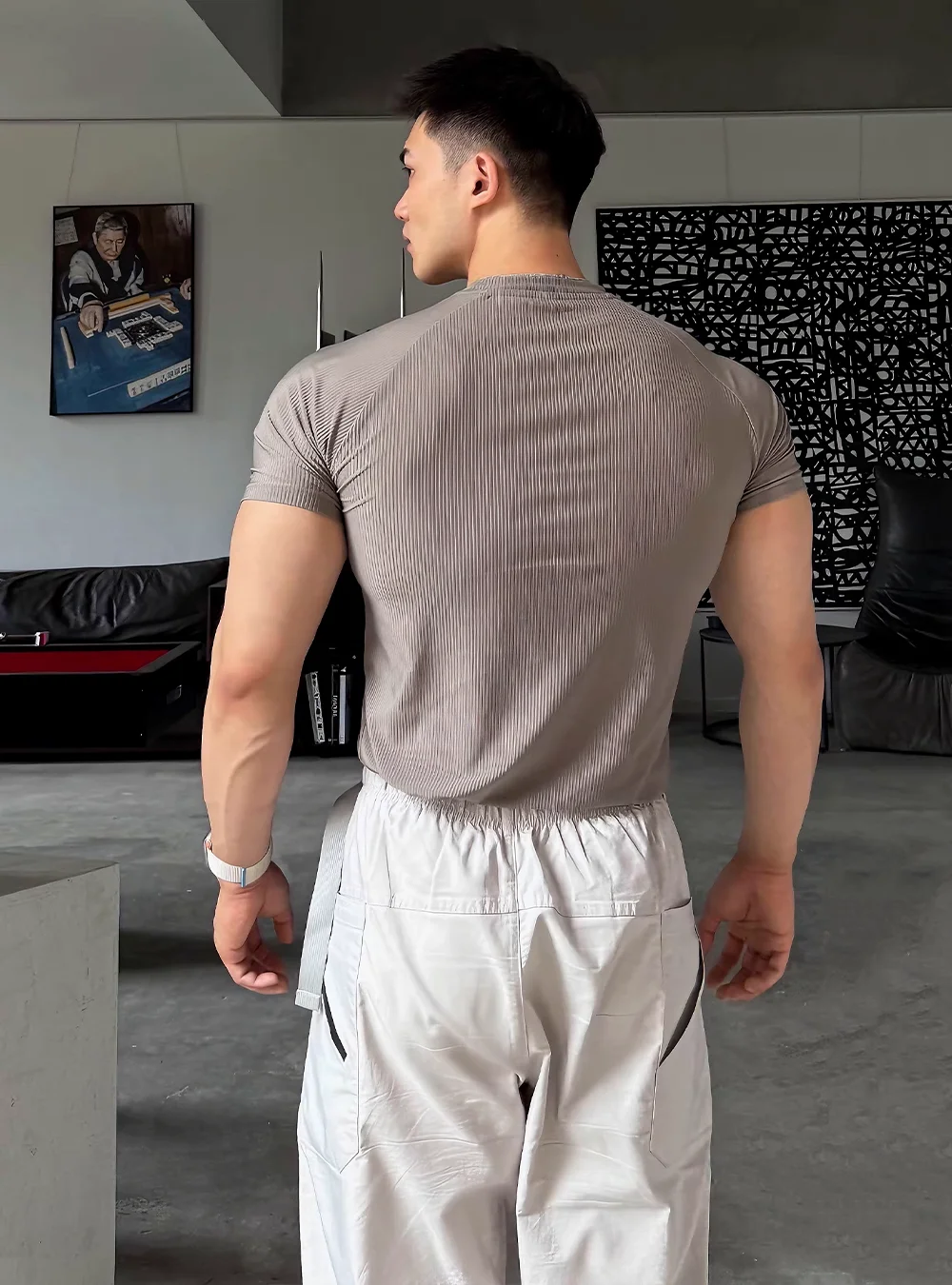 灰色涼感羅紋男短T背面,白褲,現代風室內