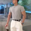 涼感羅紋男短T|35度穿也涼 淺灰色涼感羅紋男短T正面,綠植室內背景