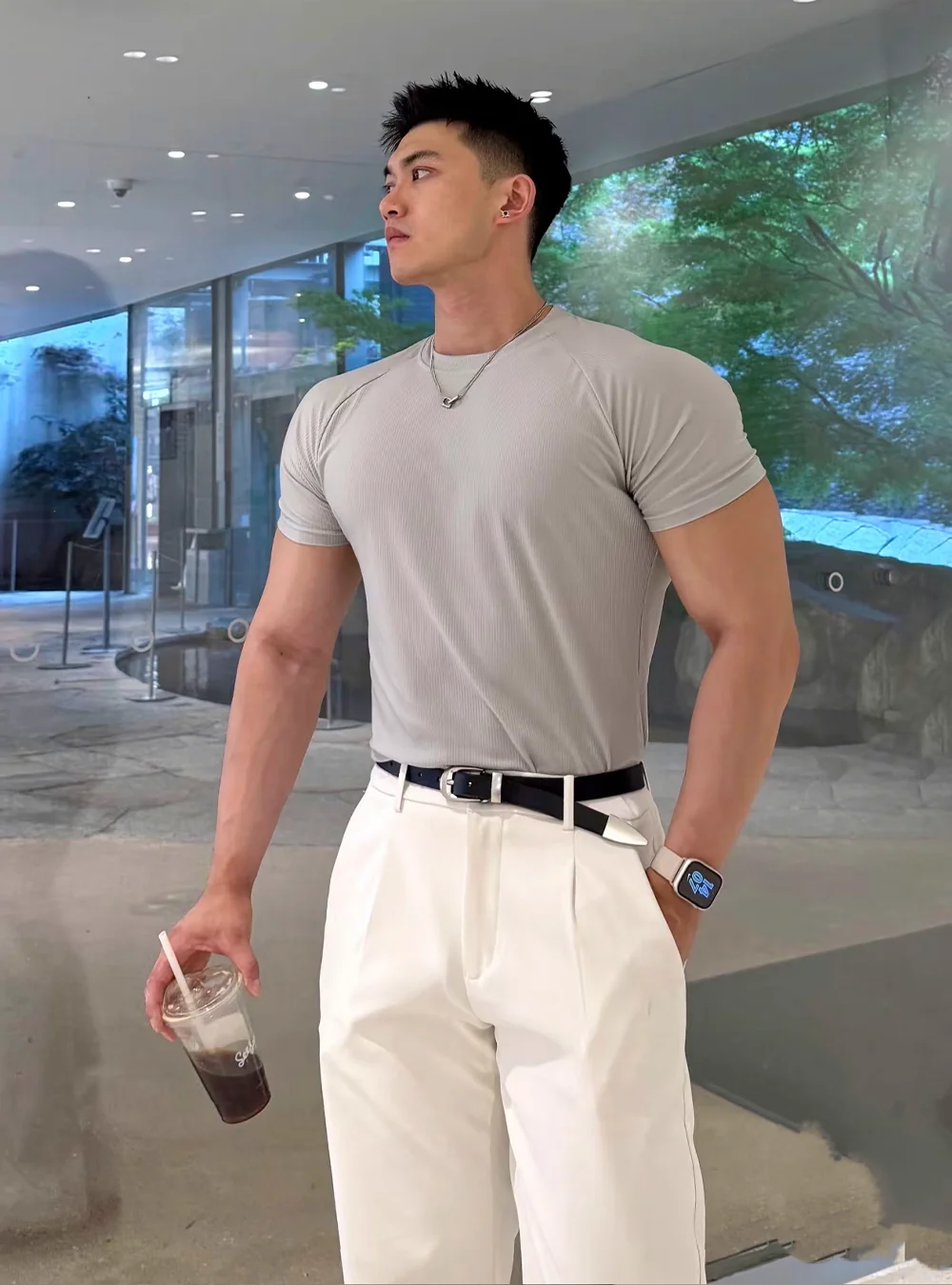 淺灰色涼感羅紋男短T正面,綠植室內背景