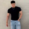 涼感羅紋男短T|35度穿也涼 黑色涼感羅紋男短T正面,水泥牆背景