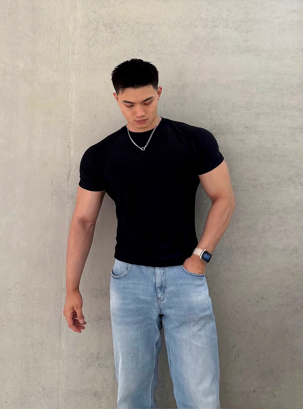黑色涼感羅紋男短T正面,水泥牆背景