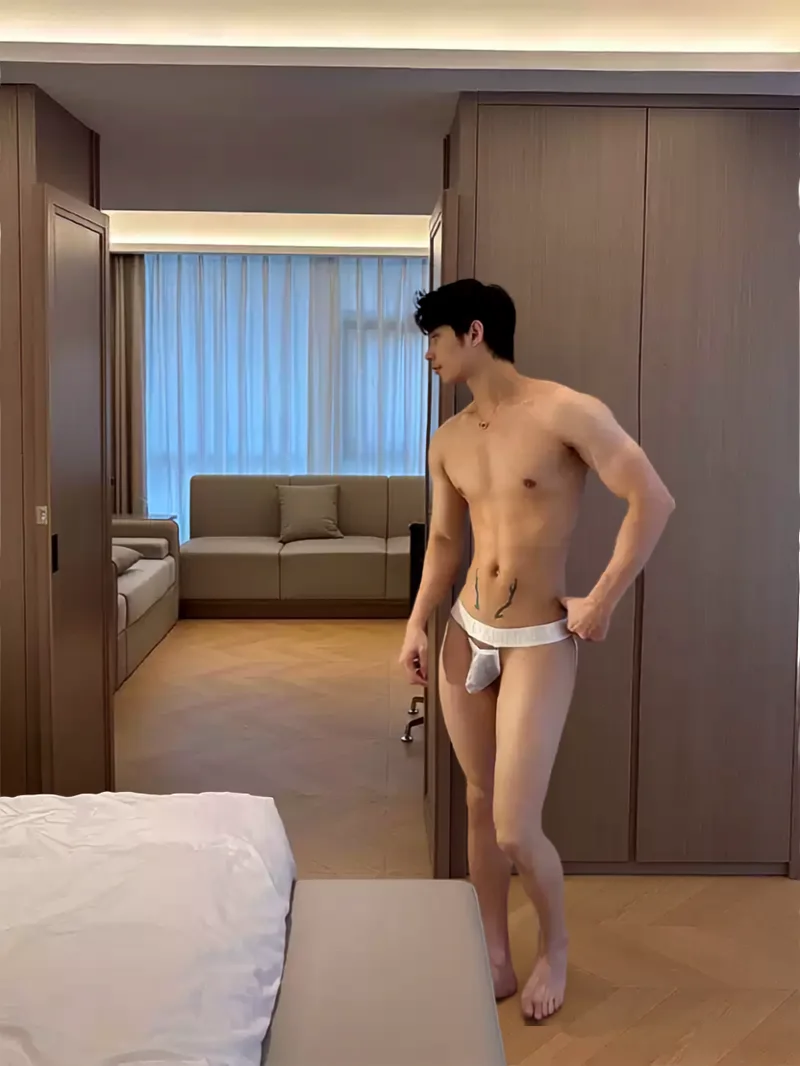 白色丁字褲側面，男性著用，臥室客廳背景